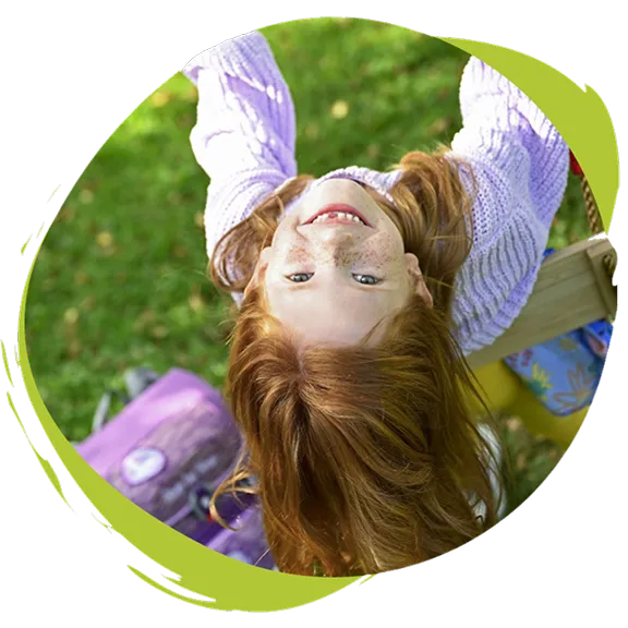 Mädchen schaukelt im Grünen